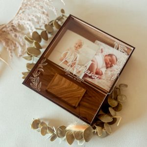 CAIXA PARA FOTOGRAFIAS E PEN DRIVE