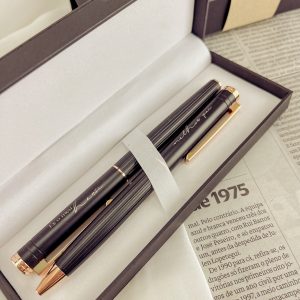 CAIXA EM COURO C/ CANETAS